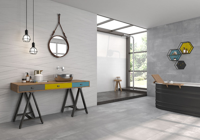 Efekt lustra czy mat? wybór wykończenia muralu gresowego a percepcja światła w pomieszczeniu